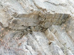 37 - Milazzo - Erosione della roccia che si sfalda con straordinaria precisione geometrica.